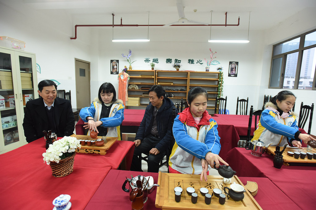 重庆一中唐宏宇校长、杨祖旺副校长在71中茶艺课堂上听课、品茗2