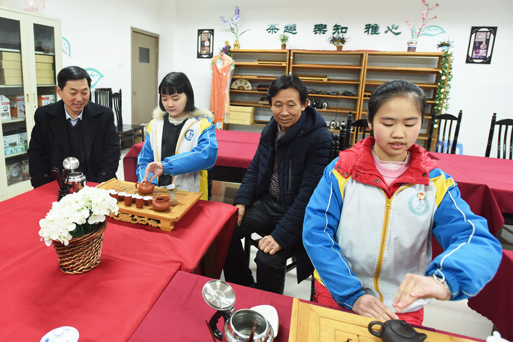 重庆一中唐宏宇校长、杨祖旺副校长在71中茶艺课堂上听课、品茗