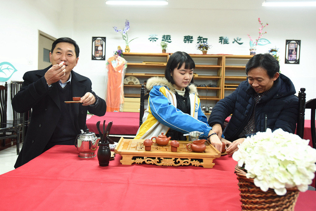 重庆一中唐宏宇校长、杨祖旺副校长在71中茶艺课堂上听课、品茗4