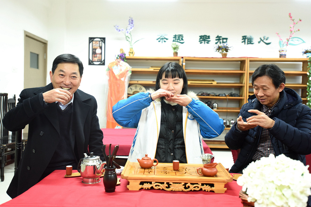 重庆一中唐宏宇校长、杨祖旺副校长在71中茶艺课堂上听课、品茗5