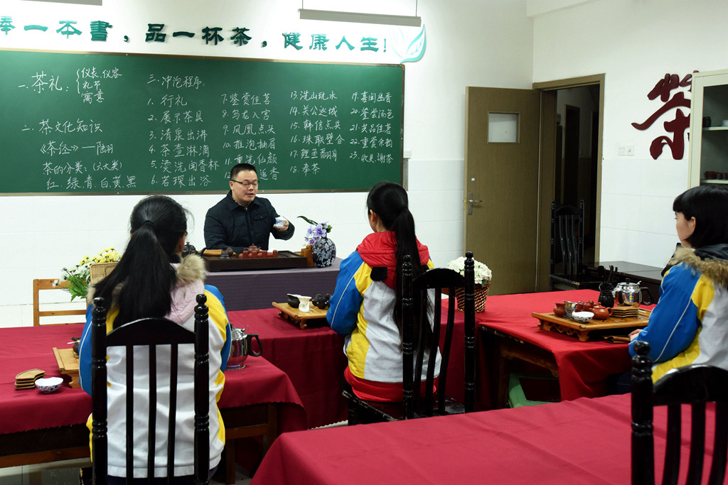 重庆一中周鹊虹老师到71中给学生们讲茶文化选修课1