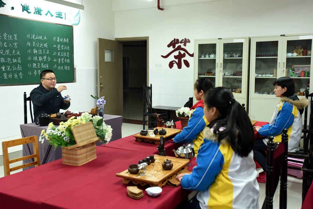 重庆一中周鹊虹老师到71中给学生们讲茶文化选修课2