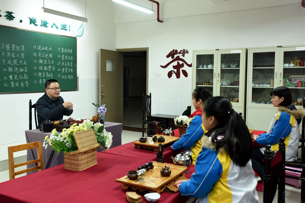 重庆一中周鹊虹老师到71中给学生们讲茶文化选修课3
