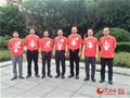 人民网:重庆21万余考生参加高考陪考老师穿红体恤送考